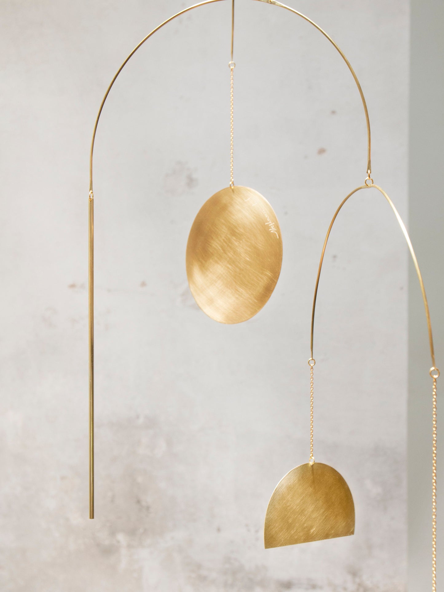 Móvil cinético de latón Plain Brass