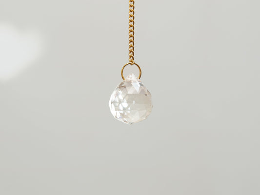 Atrapasol de cristal y latón colgante