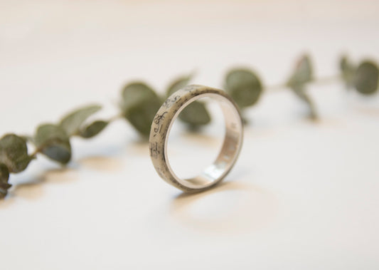 Anillo de papel con plata por dentro visto de lado